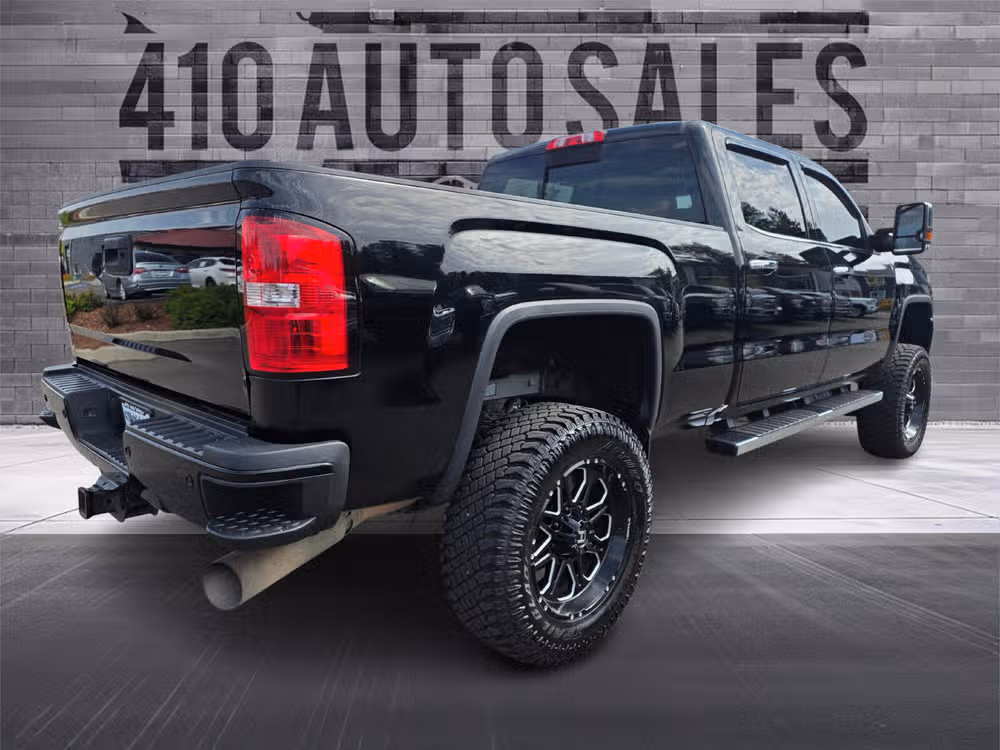 2017 GMC Sierra 2500HD Denali Lower Image 1