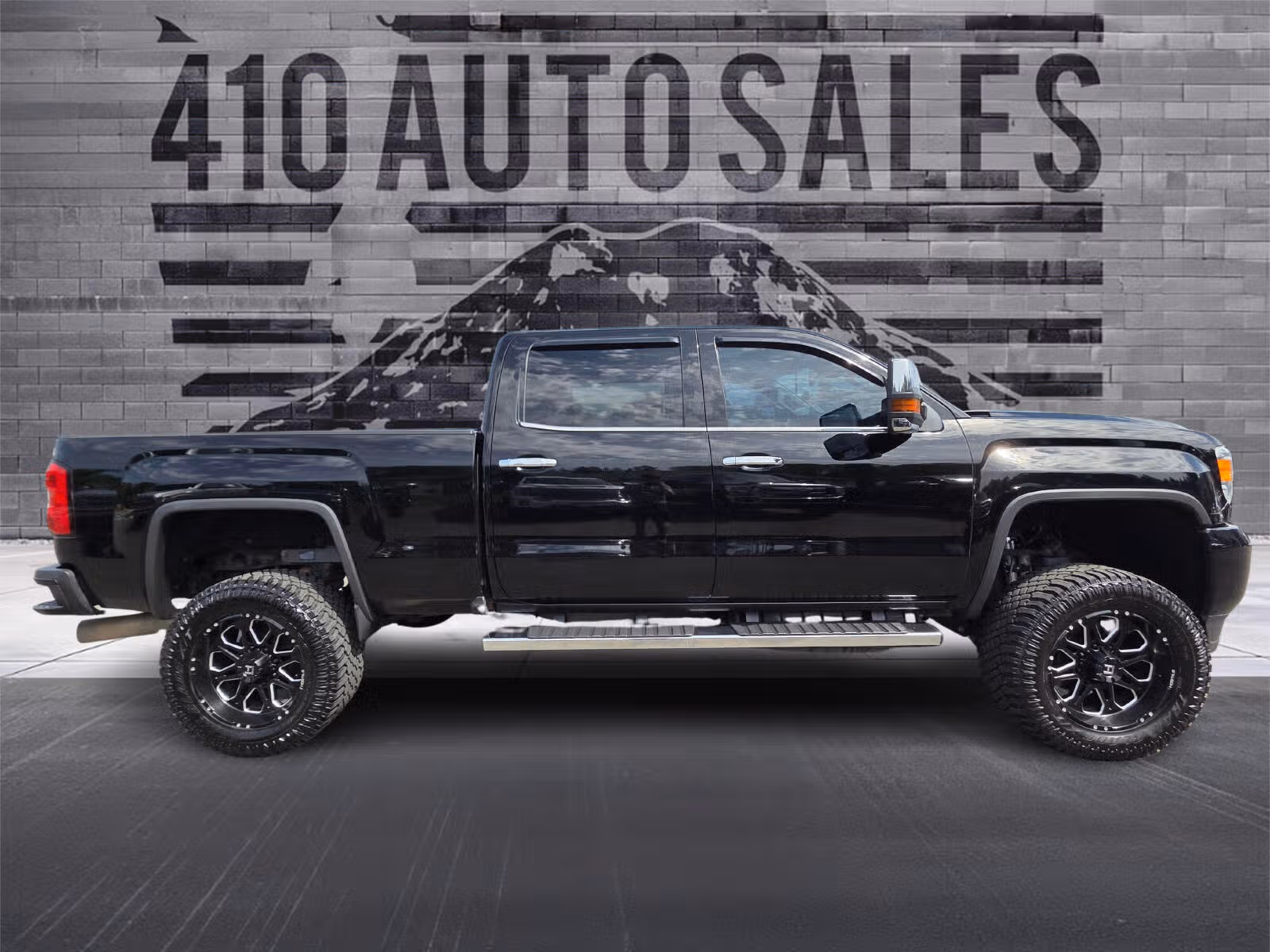 2017 GMC Sierra 2500HD Denali Upper Image 2