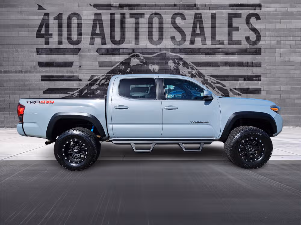 2018 Toyota Tacoma TRD Off-Road Image 2