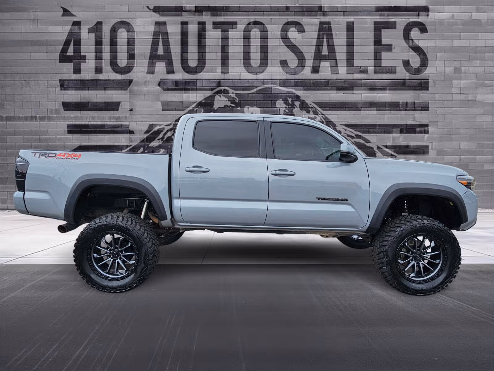 2018 Toyota Tacoma TRD Off-Road Upper Image 2
