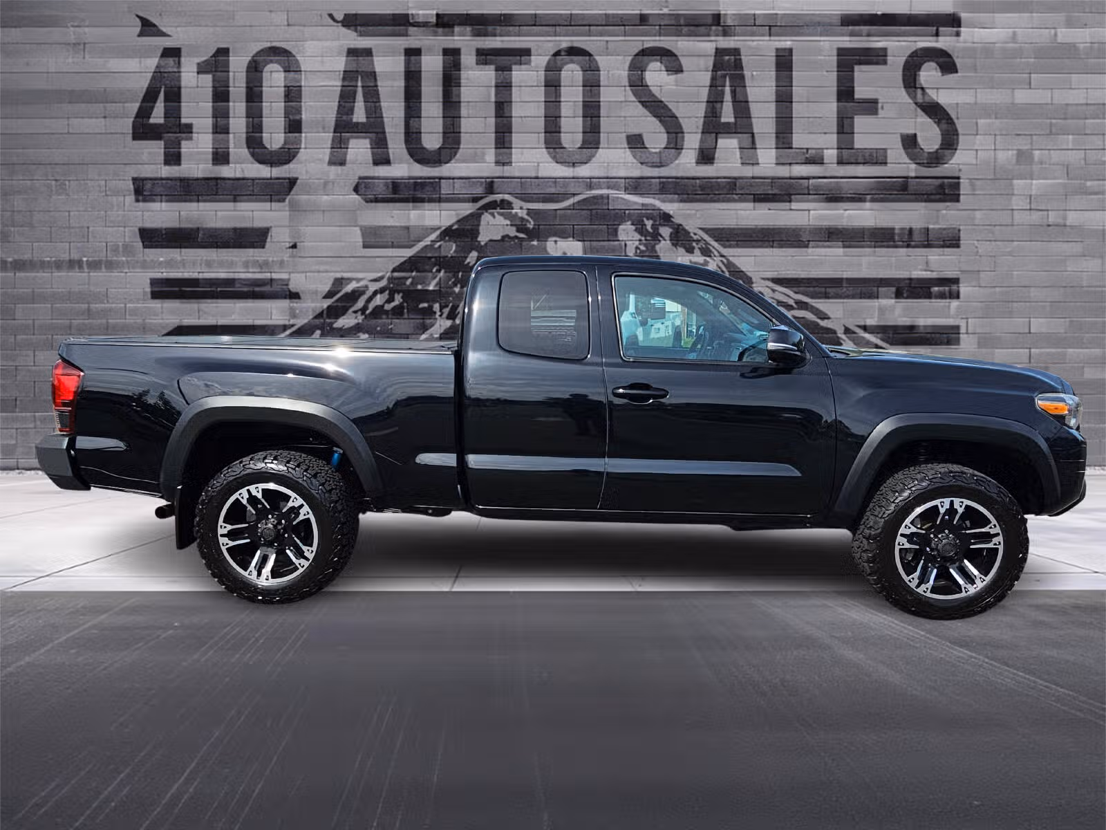 2019 Toyota Tacoma TRD Off-Road Upper Image 2