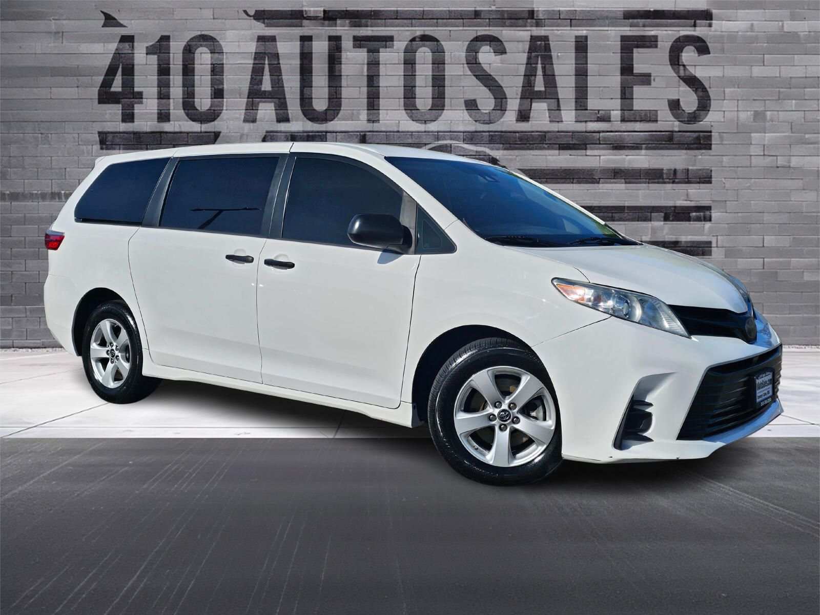 2019 Toyota Sienna L V6 7-Passenger's photo