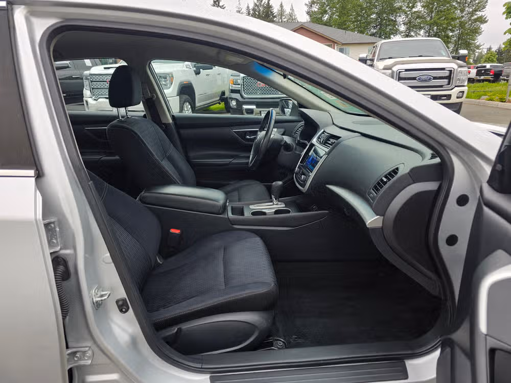 2017 Nissan Altima 2.5 SV Image 32
