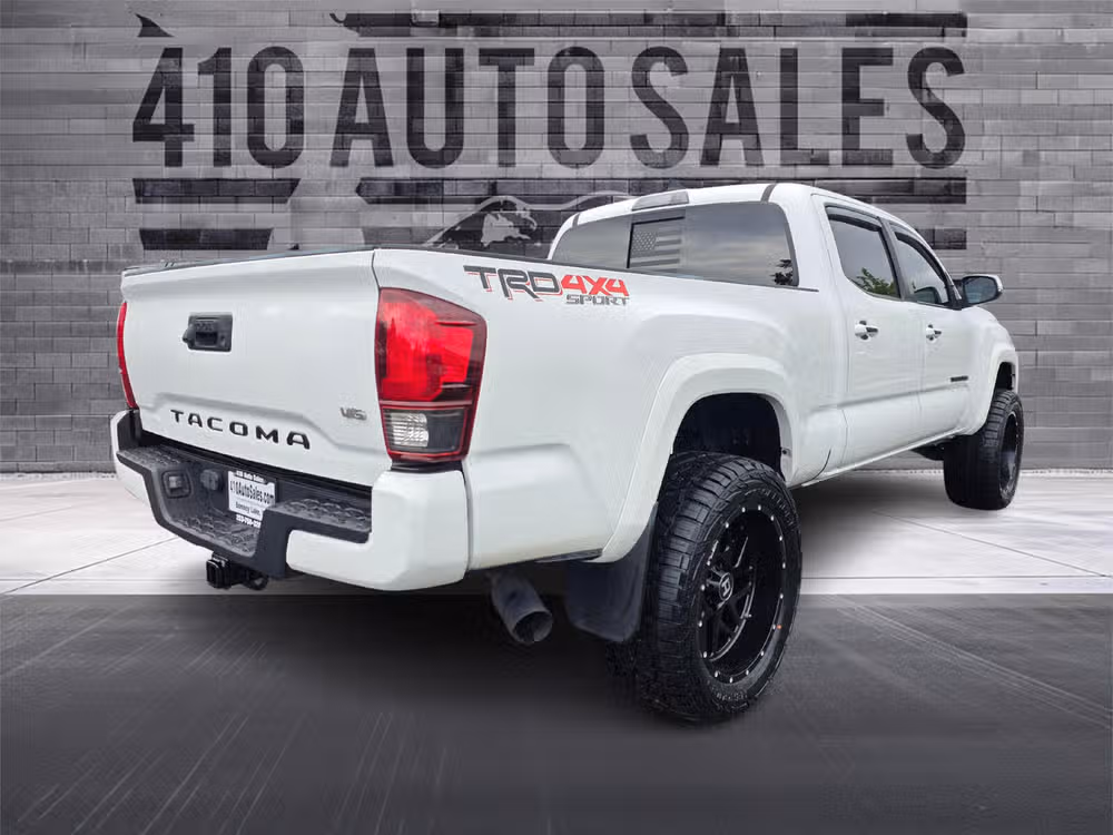 2018 Toyota Tacoma TRD Sport Double Cab Image 3
