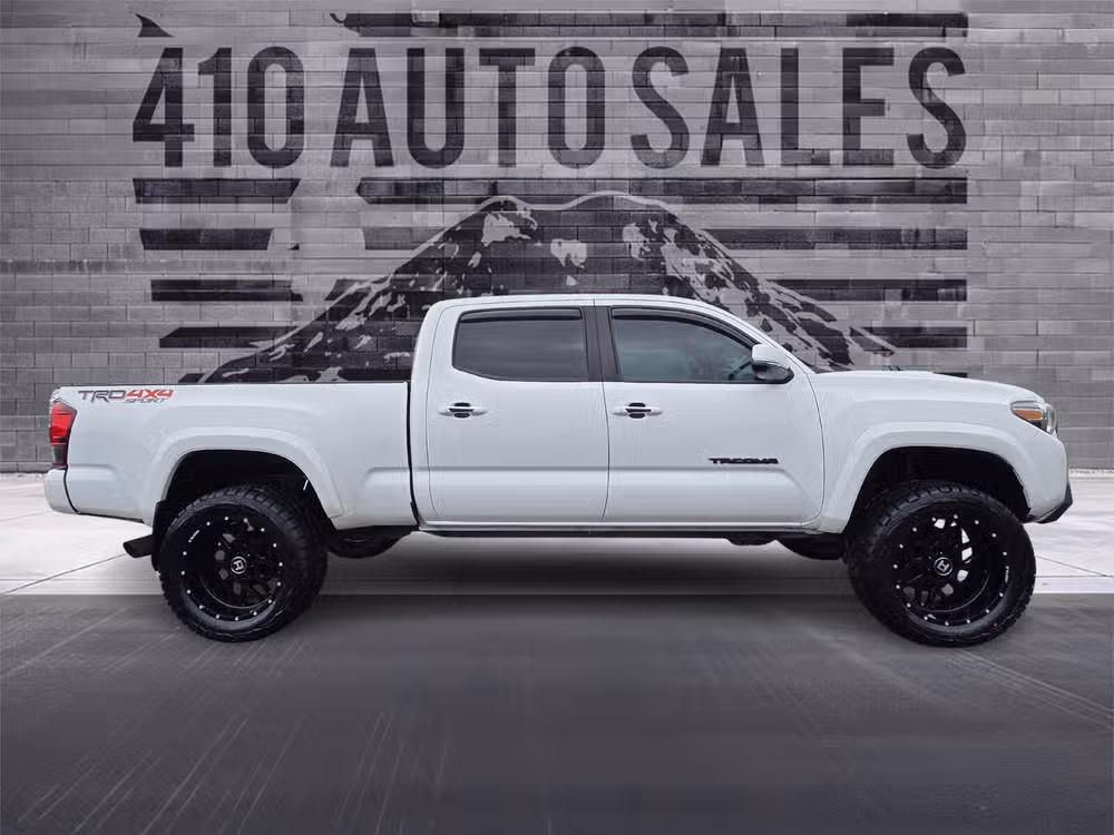 2018 Toyota Tacoma TRD Sport Double Cab Image 2