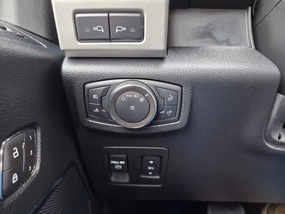2020 Ford F-150 Lariat SuperCrew Image 22