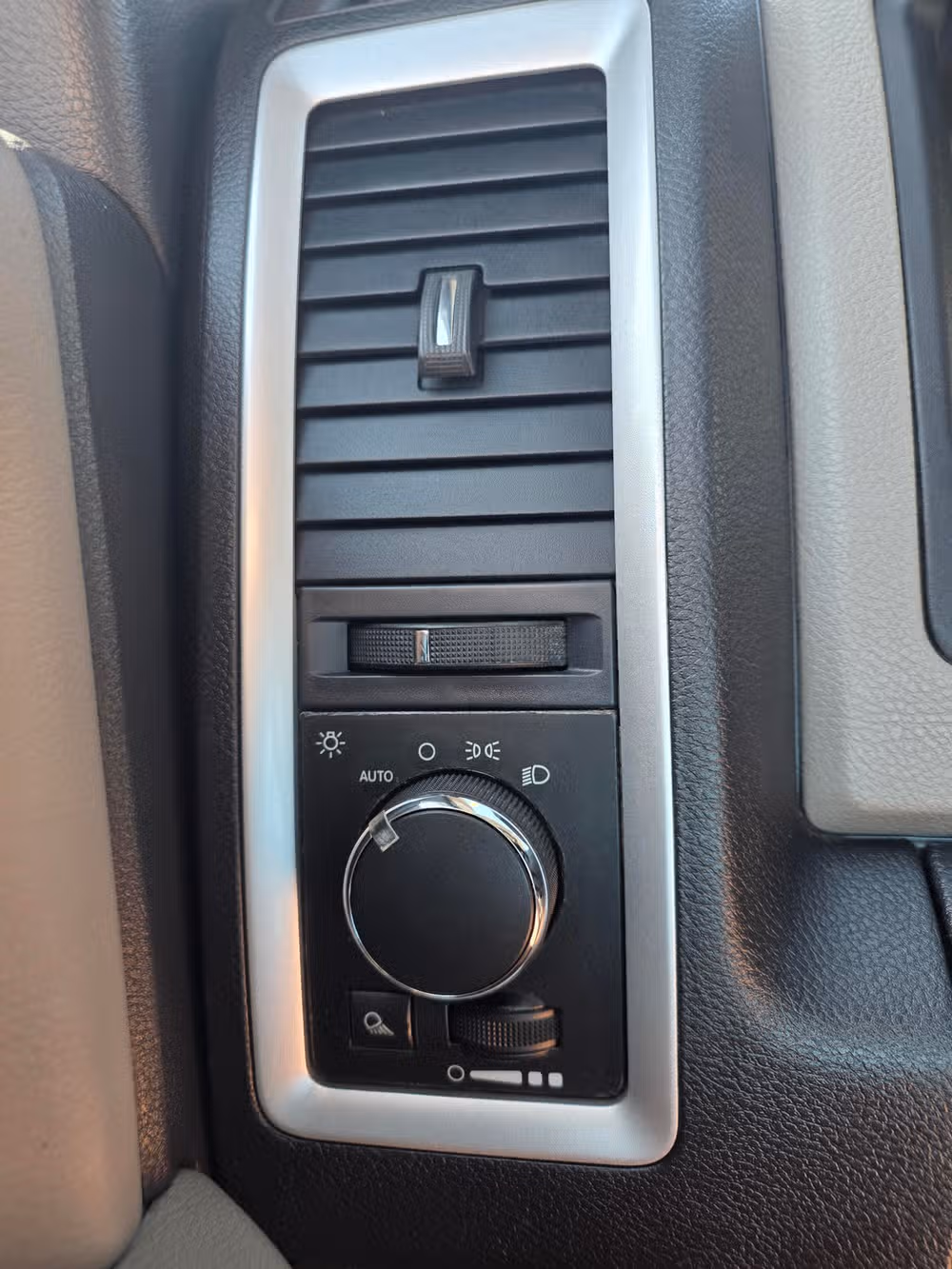 2011 Ram 1500 SLT Quad Cab Image 17
