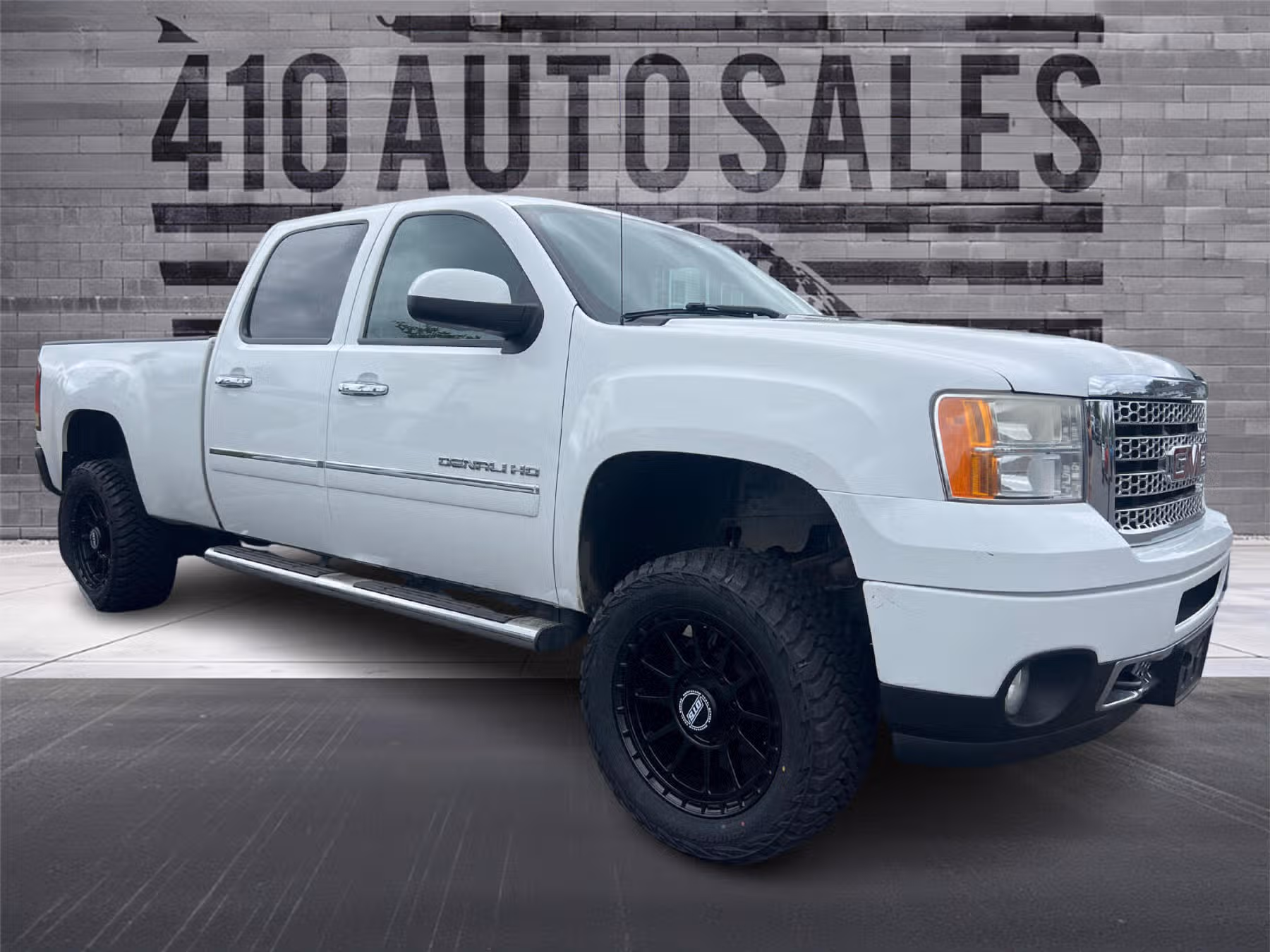 2011 GMC Sierra 2500HD Denali Crew Cab Image 1