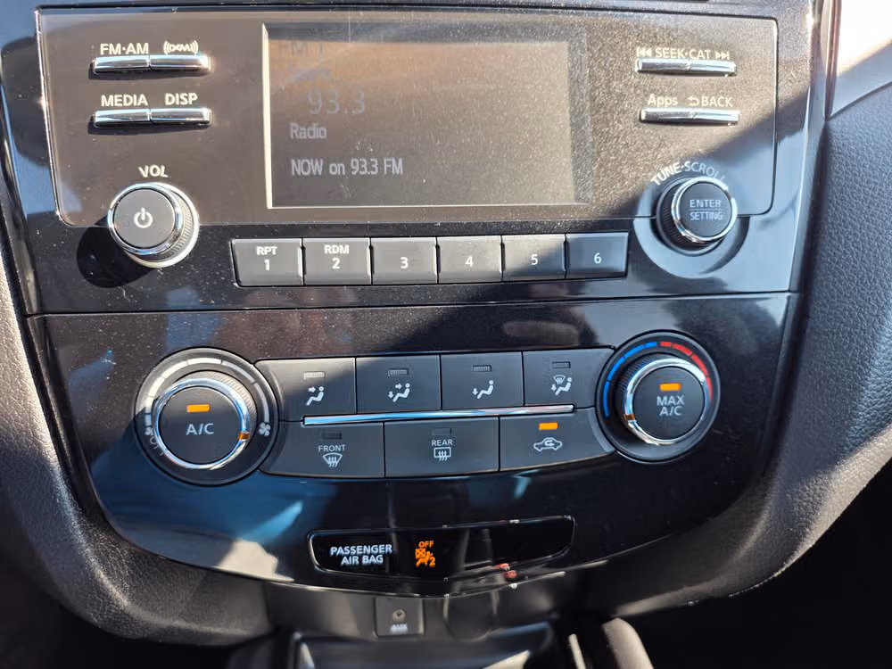 2015 Nissan Rogue SV Crossover Image 17