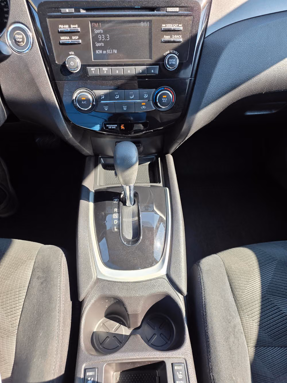 2015 Nissan Rogue SV Crossover Image 18