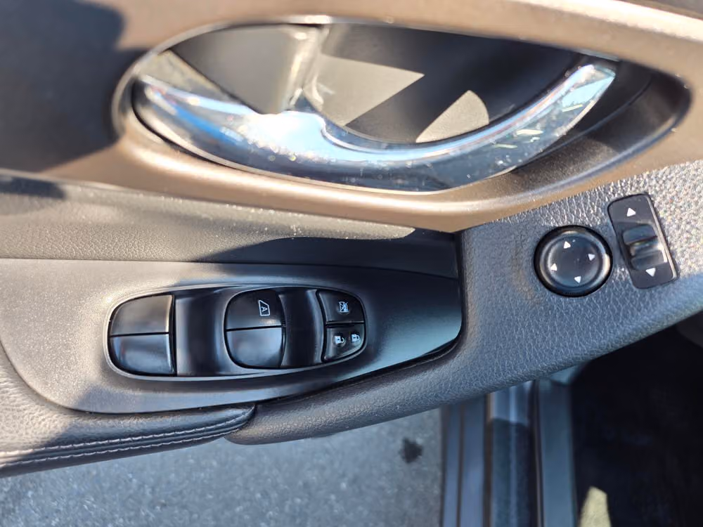 2015 Nissan Rogue SV Crossover Image 24