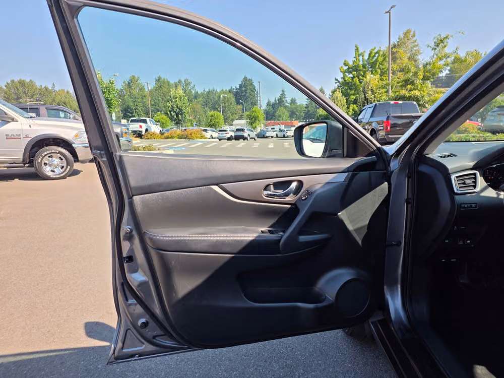 2015 Nissan Rogue SV Crossover Image 23