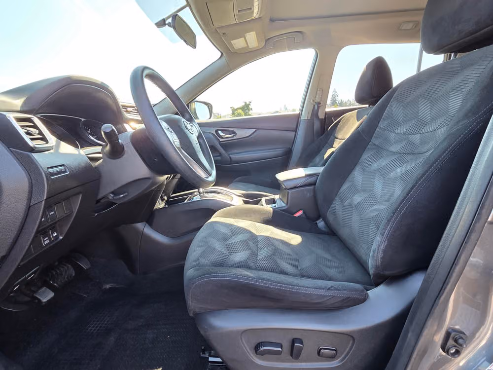 2015 Nissan Rogue SV Crossover Image 25