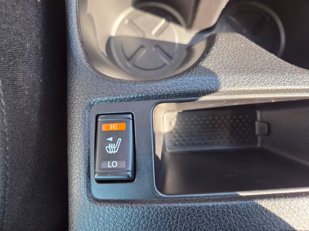 2015 Nissan Rogue SV Crossover Image 16