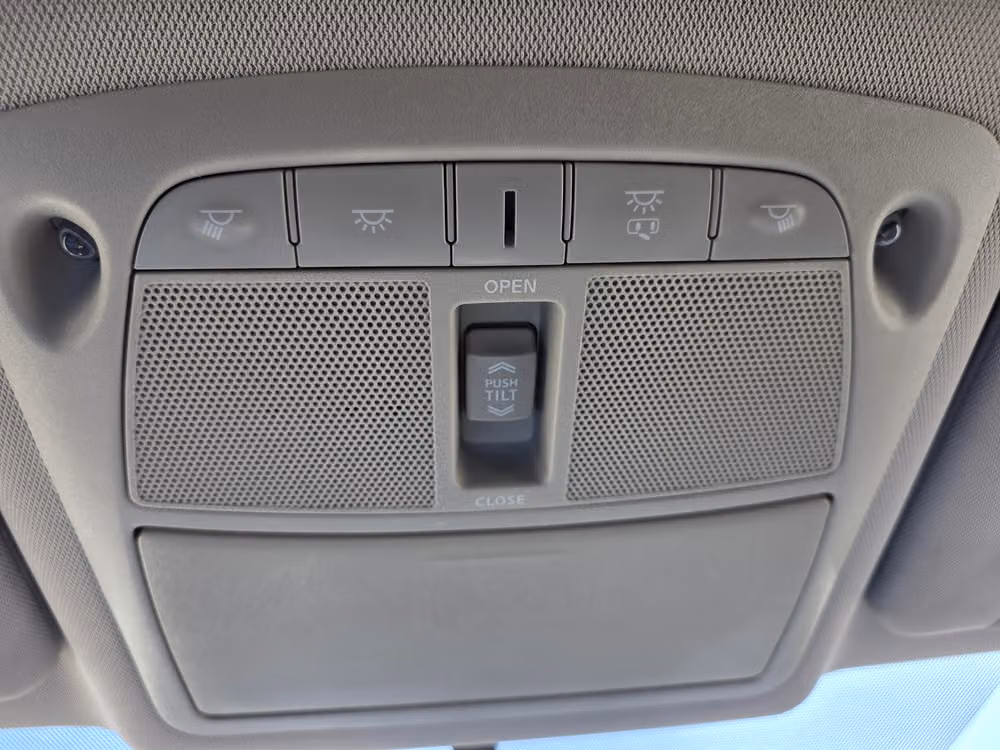 2015 Nissan Rogue SV Crossover Image 19