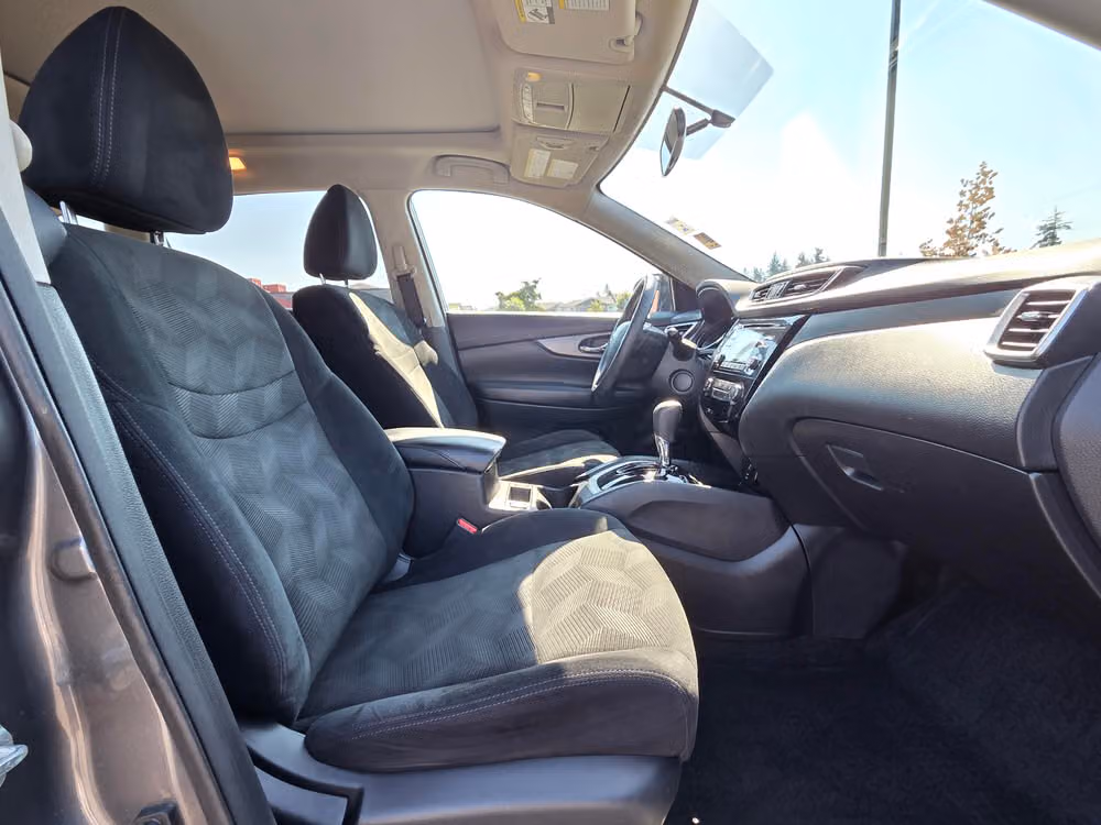 2015 Nissan Rogue SV Crossover Image 28