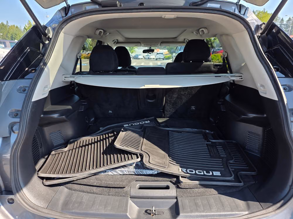 2015 Nissan Rogue SV Crossover Image 29