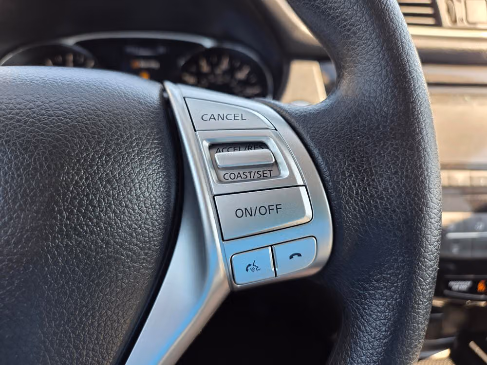 2015 Nissan Rogue SV Crossover Image 21