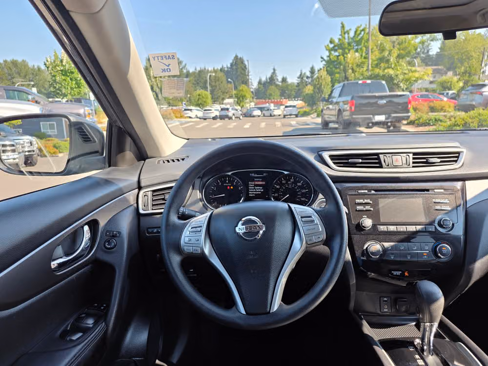 2015 Nissan Rogue SV Crossover Image 12