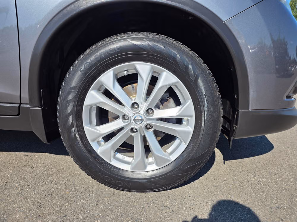 2015 Nissan Rogue SV Crossover Image 10