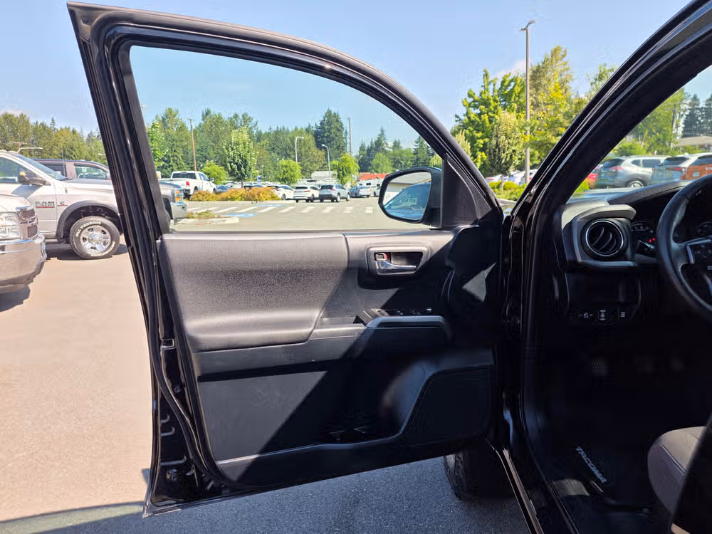 2016 Toyota Tacoma Double Cab TRD Sport Image 24