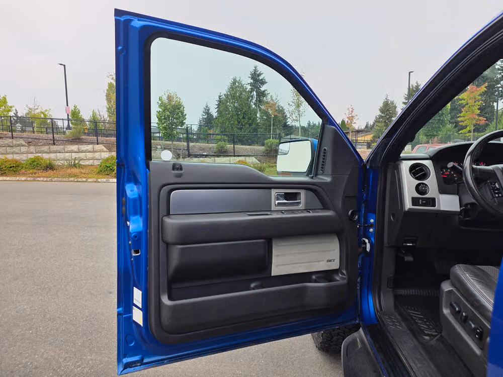 2011 Ford F-150 SVT Raptor SuperCrew Image 31