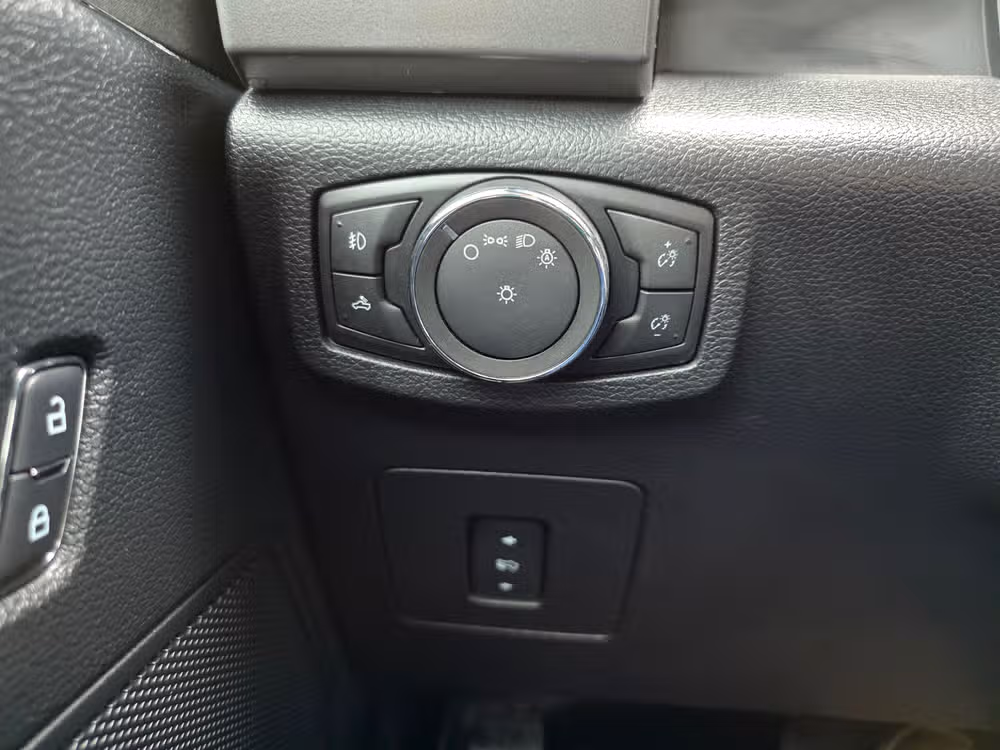 2015 Ford F-150 XLT SuperCrew Image 21