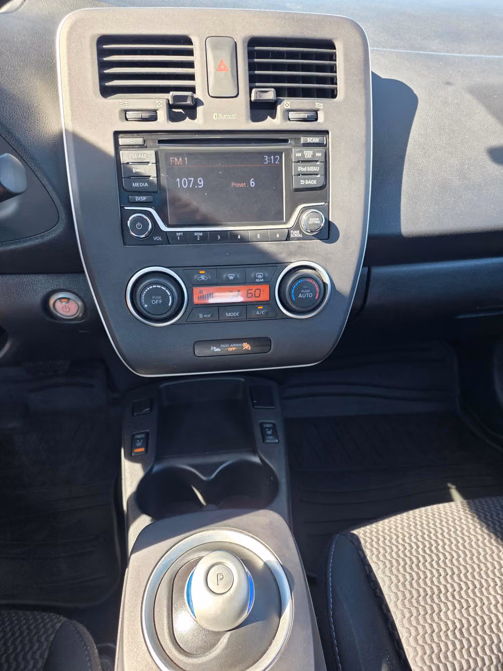 2017 Nissan LEAF S Image 16