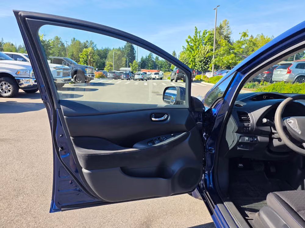 2017 Nissan LEAF S Image 21