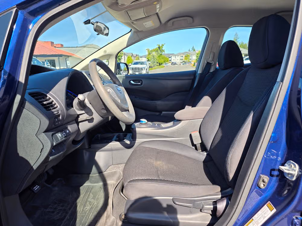 2017 Nissan LEAF S Image 23