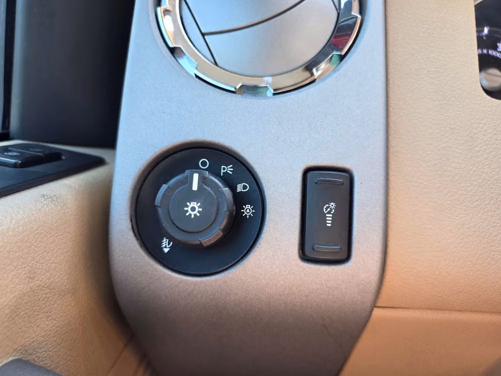 2015 Ford F-250 Super Duty Lariat Crew Cab Image 25