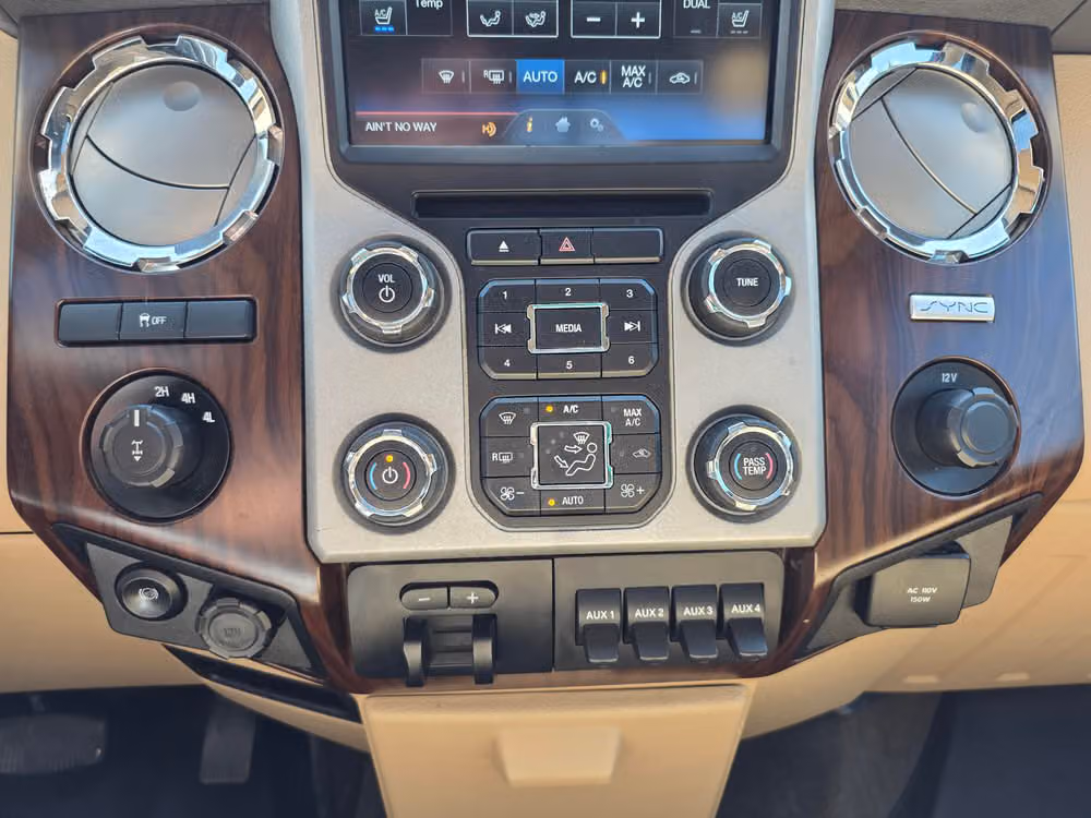 2015 Ford F-250 Super Duty Lariat Crew Cab Image 19