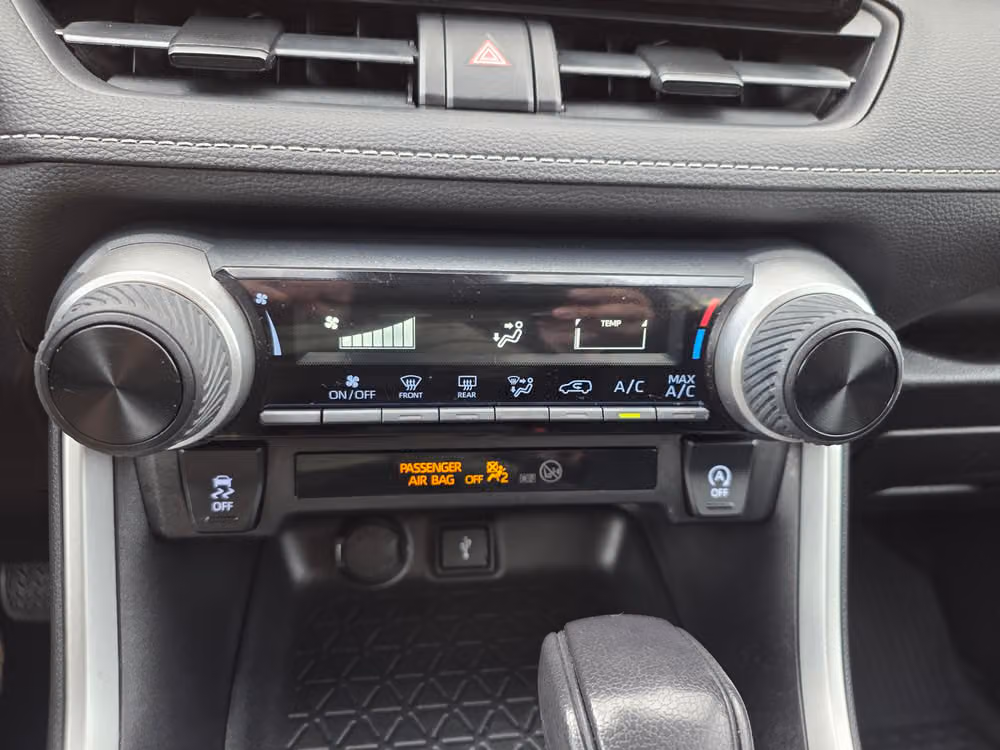 2021 Toyota RAV4 LE Image 17