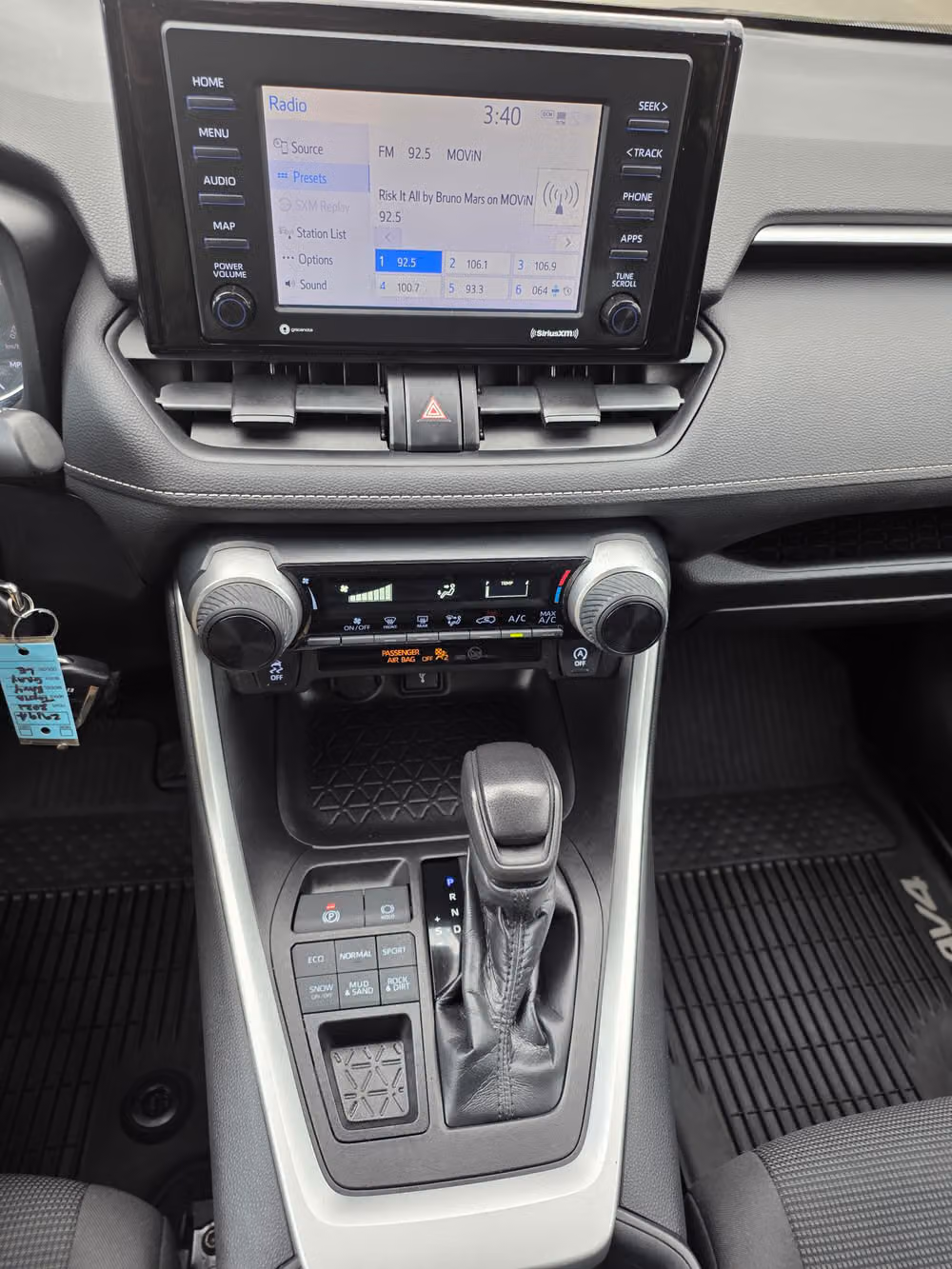 2021 Toyota RAV4 LE Image 18