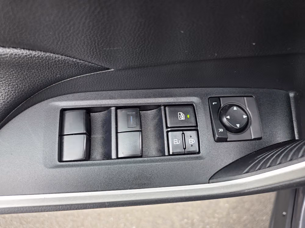 2021 Toyota RAV4 LE Image 24