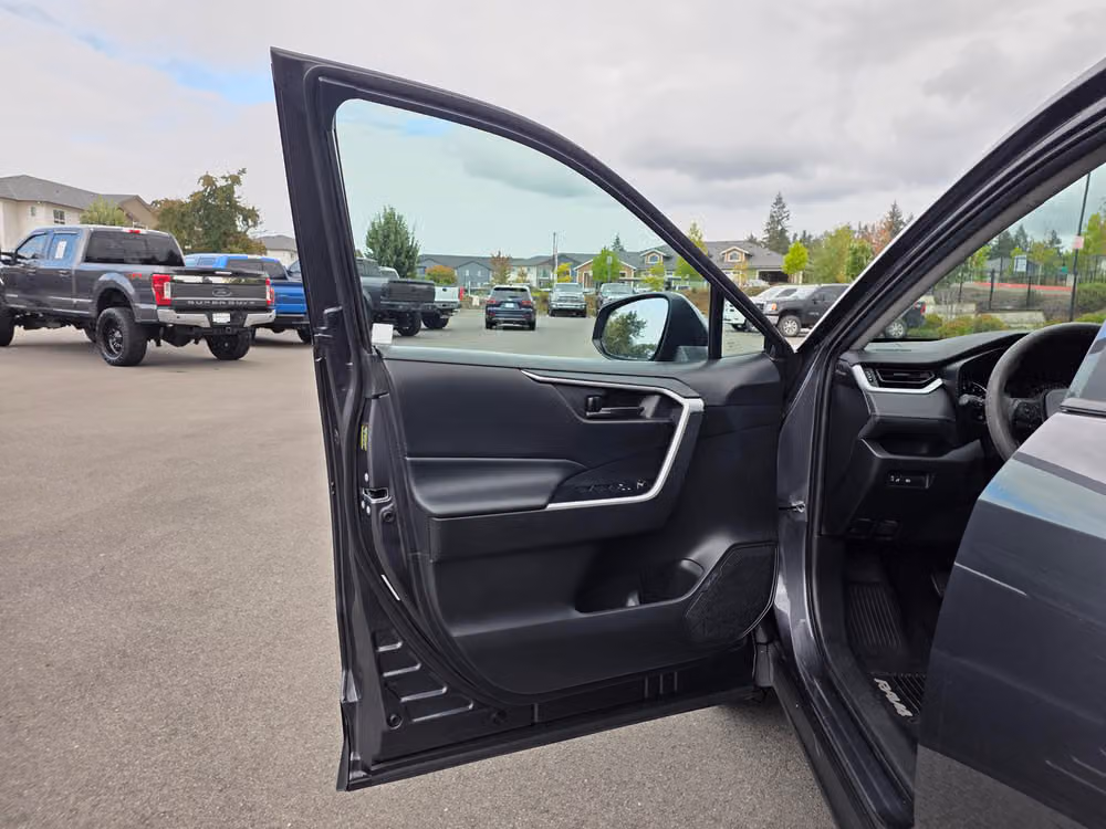 2021 Toyota RAV4 LE Image 23