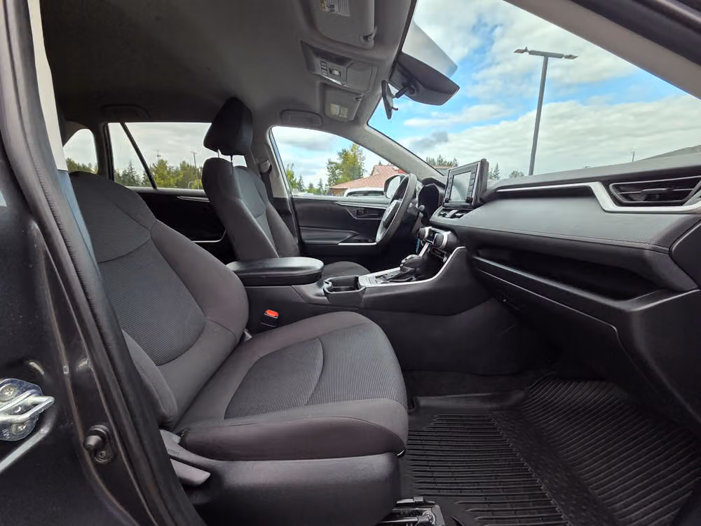2021 Toyota RAV4 LE Image 28