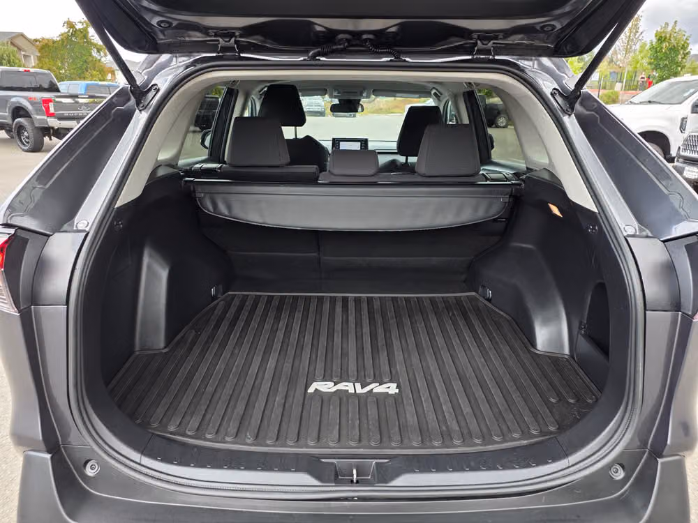 2021 Toyota RAV4 LE Image 30