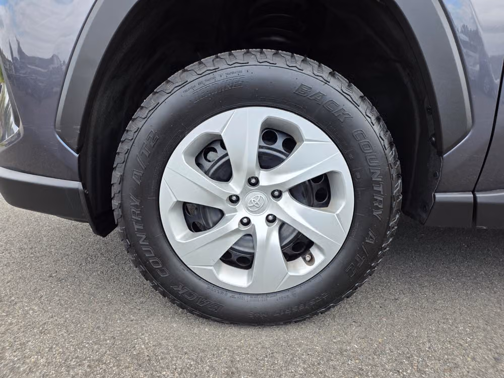 2021 Toyota RAV4 LE Image 29