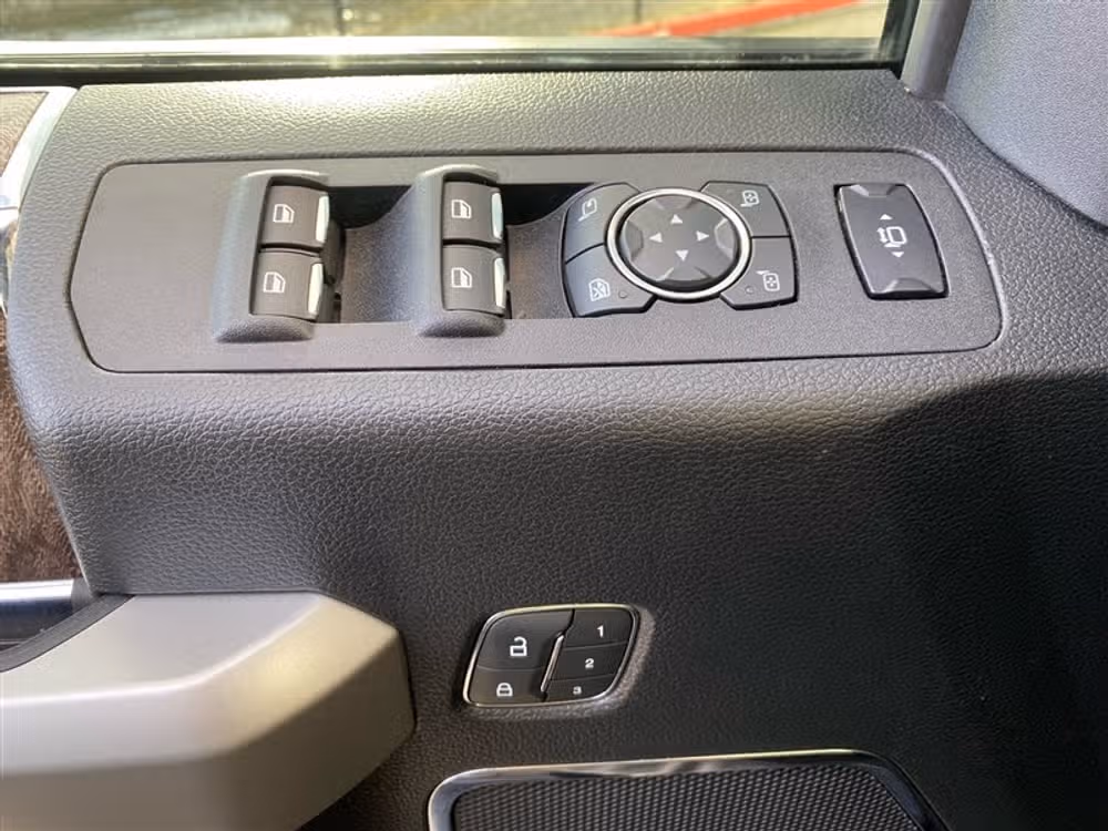 2019 Ford F-350 Super Duty SUPER DUTY LARIAT 4X4 *LIFTED* Crew Cab Image 29
