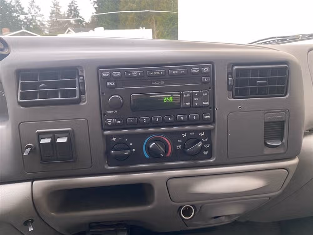 2001 Ford F-550 Super Duty Super Duty Chassis Crew Cab Image 17