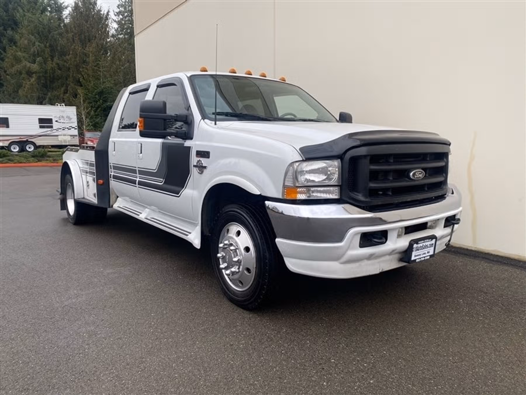 2001 Ford F-550 Super Duty Super Duty Chassis Crew Cab Image 1