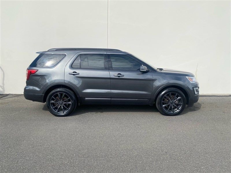 2017 Ford Explorer XLT photo 2
