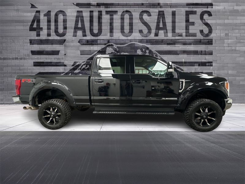2019 Ford F-350 Super Duty LARIAT 4X4 Upper Image 2