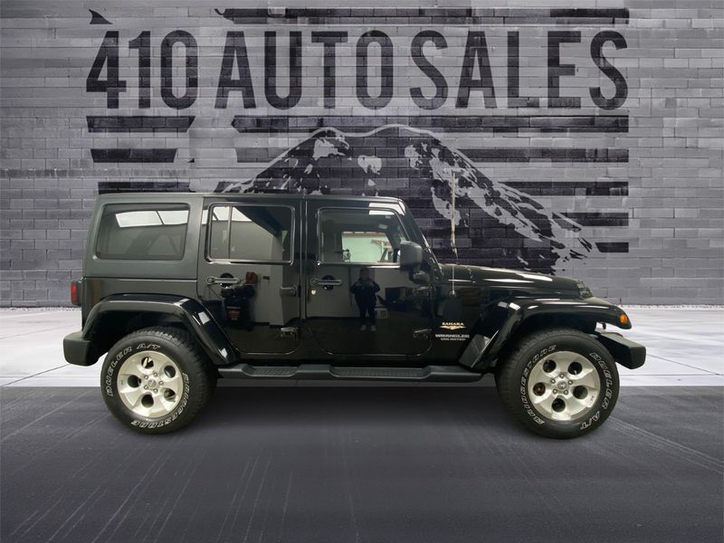 2014 Jeep Wrangler Unlimited Sahara photo 2