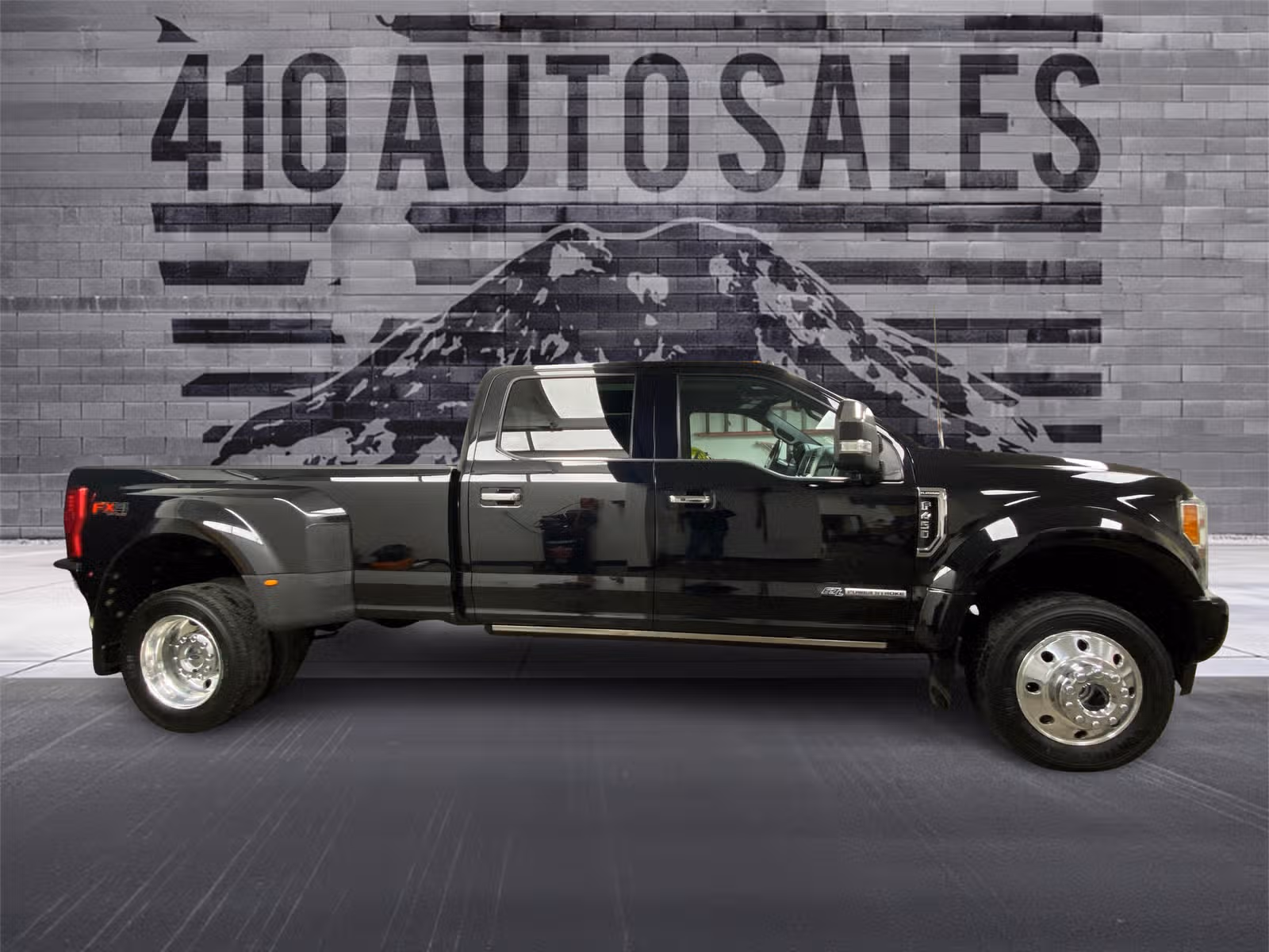 2019 Ford F-450 Super Duty Platinum Crew Cab Upper Image 2
