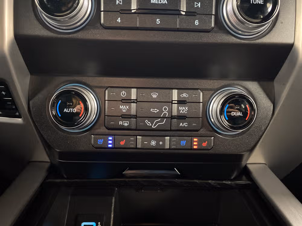 2019 Ford F-450 Super Duty Platinum Crew Cab Image 16