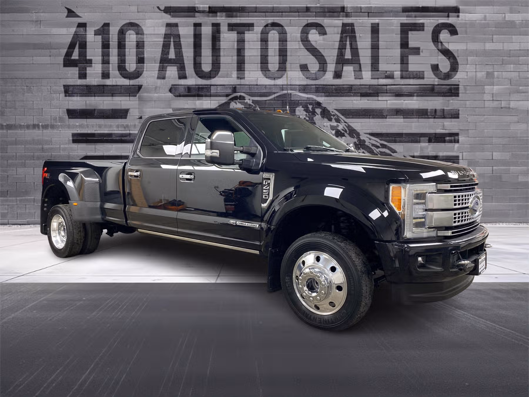 2019 Ford F-450 Super Duty Platinum Crew Cab Image 1