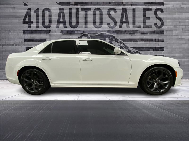2022 Chrysler 300 S photo 2