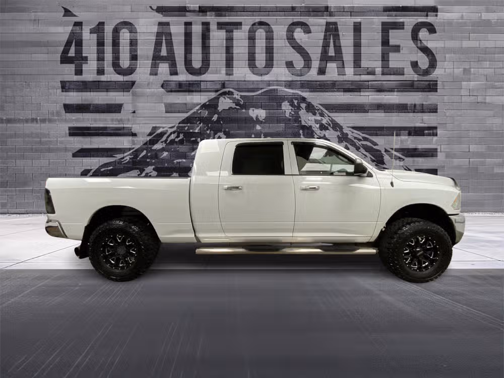 2016 Ram 3500 Mega Cab SLT 4X4 *LEVELED* Image 2